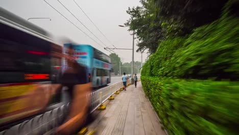 Wuhan-Tageszeit-Verkehr-Straße-Bürgersteig-Stadtpanorama-4-k-Zeit-hinfällig,-china