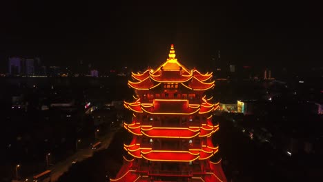 Nacht-Zeit-Beleuchtung-Wuhan-Stadt-berühmten-gelbem-Kranich-Tempel-vorderen-Luftbild-4k-china