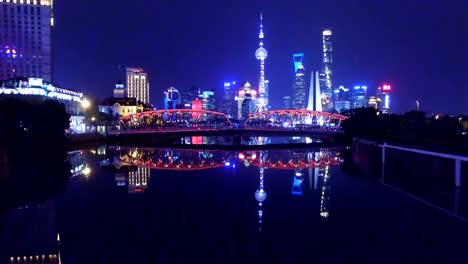 Aérea-vista-de-Downtown-Shanghai-por-la-noche-en-China.