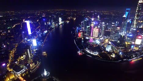 Aérea-vista-de-Downtown-Shanghai-por-la-noche-en-China.