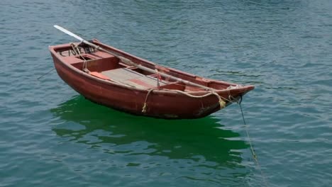 Rote-Farbe-Holzboot-am-Meer