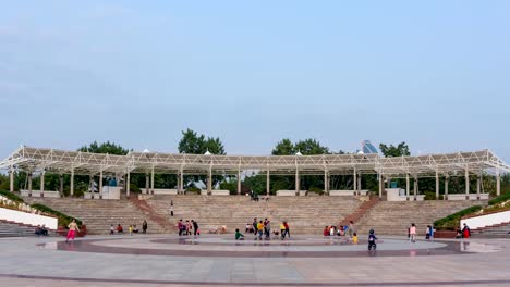 Xiamen,-China---17-de-marzo-de-2018:-Timelapse,-niños-chinos-tocando-en-Plaza-del-agua-en-la-isla-de-Garza