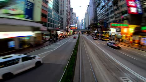 Vista-de-calles-ocupadas-de-la-ciudad-de-Hong-Kong-de-tranvías