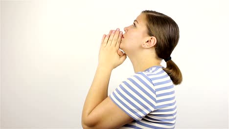 Una-joven-hermosa-mujer-ora,-pidiendo-a-Dios-por-ayuda