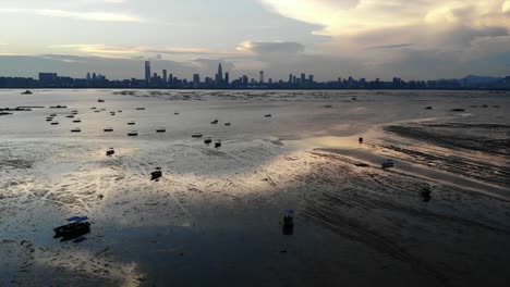 Pak-Nai-Wattwanderungen-in-Hongkong-mit-der-Skyline-von-Shenzhen-china