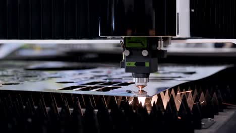 Automatisierte-Fertigung-mit-CNC-Prozess-und-Laser-Maschine-zum-Schneiden-von-Metall