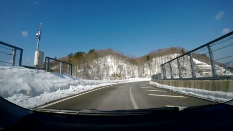 Vista-del-coche-en-el-camino-en-Japón