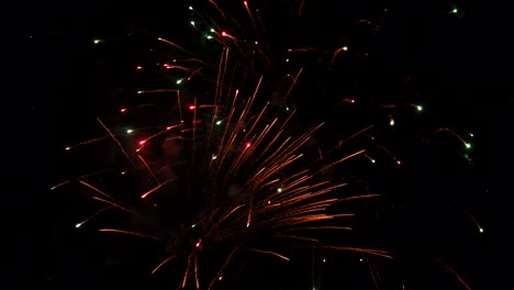 Fireworks-exploding-in-the-dark-night-sky-during-a-celebration