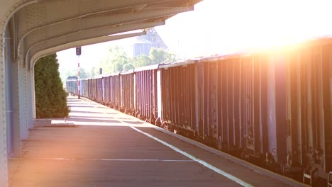 Tren-de-carga-pasando-por-la-estación-de-tren-de-4-k-lenta