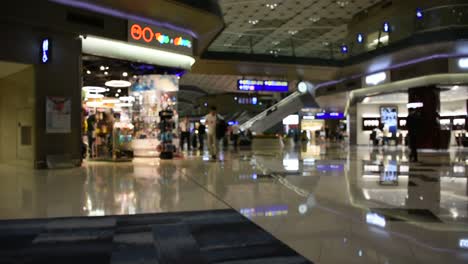 Bewegungsunschärfe-von-Passanten-im-terminal-2-des-Flughafen-Hong-Kong-International-Airport