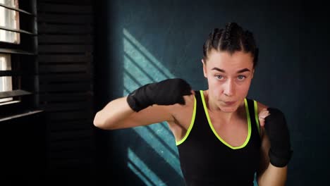 Closeup-Retrato-mujer-hermosa-joven-boxeo-entrenamiento-en-gimnasio-de-perforación