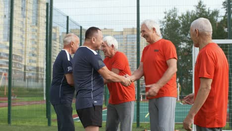 Fußballmannschaften-schütteln-Hände-nach-Spiel