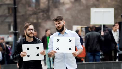 Menschen-bei-der-Demonstration-sind-in-der-Kamera-suchen.-Ein-Schlag-auf-die-Straße.