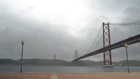 Zeitraffer-25-April-Brücke-und-Christus-König,-Lissabon,-Portugal