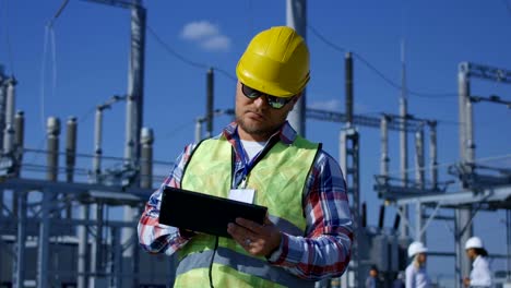 Electrical-worker-on-a-tablet-outside