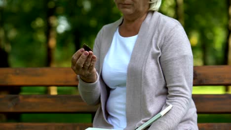 Weinende-Frau-Blick-auf-Ring-und-drückte-sie-an-Brust,-Erinnerungen,-Verlust-Schmerzen