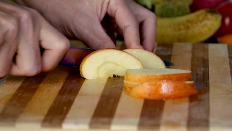 Hombre-es-cortar-manzana-en-cámara-lenta