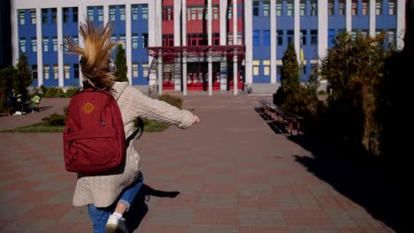 Fröhliche-Mittelschule-Mädchen-laufen-zu-lehren