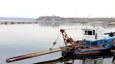 El-puerto-industrial-vierte-arena-en-la-barcaza-con-una-grúa