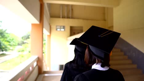 Schwarzen-Absolventen-tragen-schwarze-Anzüge-am-Abschlusstag-der-Universität.