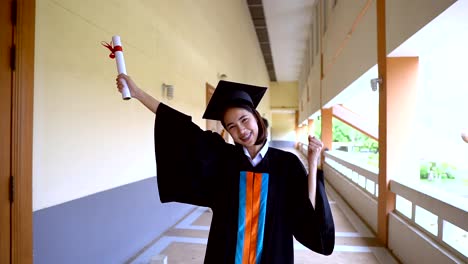 Graduados-negro-usan-trajes-negros-en-el-día-de-la-graduación-en-la-Universidad.