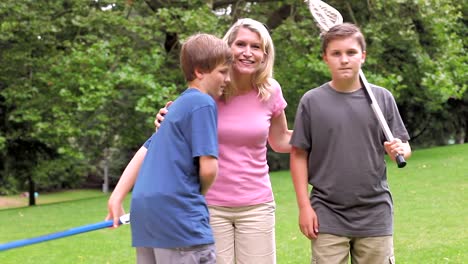 Adolescentes,-suben-a-su-mamá-con-los-palillos-de-lacrosse