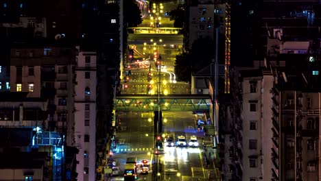 Timelapse-Stadtbild-bei-Nacht-regen-Verkehr-In-der-Innenstadt-von