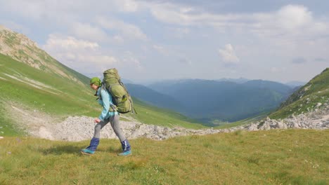 Frau-mit-Rucksack-unterwegs-in-den-Bergen-wandern.-Sommer-Klettern-und-Tourismus