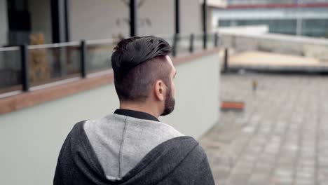 Un-hombre-de-negocios-con-un-maletín,-caminando-por-la-ciudad.-Un-hombre-camina-por-la-calle-de-negocios