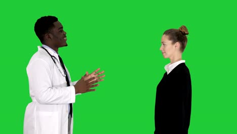 Arzt-sagt-good-News-und-Patienten-lässt-auf-ein-Green-Screen,-Chroma-Key