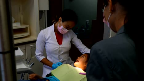 Mujer-dentista-interactuando-con-el-paciente-4k