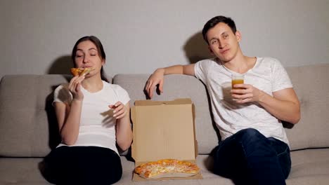 young-couple-eating-pizza