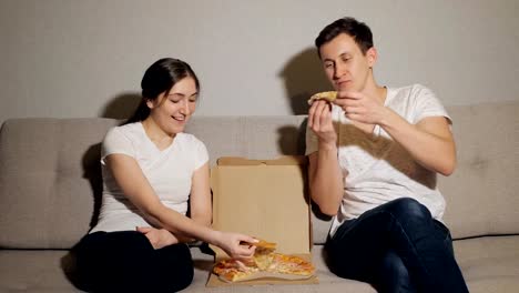 young-couple-eating-pizza