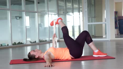 Mädchen-in-einem-Fitnessstudio-Fit-und-flexibel-zu-halten,-durch-Übungen