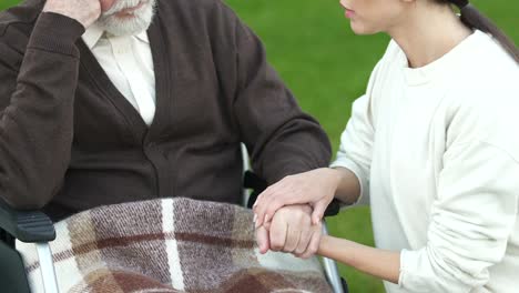 Voluntariado-de-apoyo-a-anciano-en-silla-de-ruedas,-compasión-por-los-enfermos,-concepto-de-caridad