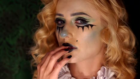 Porträt-der-jungen-Frau-mit-verängstifteten-Halloween-Make-up.