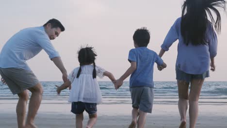 SLOW-MOTION,-familia-asiática-corriendo-con-feliz-emoción-en-la-playa-juntos.-Concepto-de-familia,-vacaciones-y-viajes.