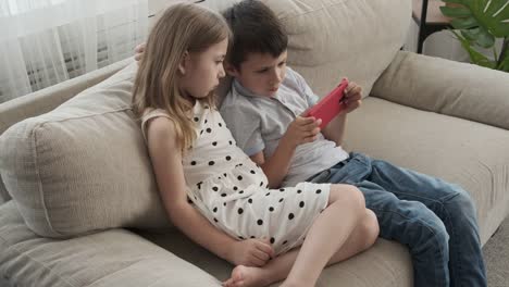 Kids-playing-game-on-mobile-phone