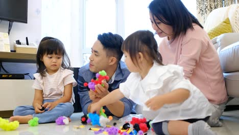 Asiatische-Familie-spielt-Spielzeugblöcke-zu-Hause