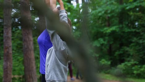 Mutter-und-Tochter-machen-Gymnastik-im-Wald.