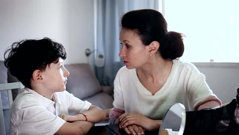 Retrato-de-mujer-seria-hablando-con-hijo-adolescente