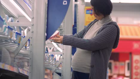 Mujer-asiática-embarazada-comprando-en-el-mercado