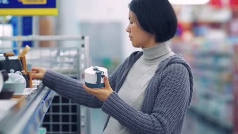 Mujer-asiática-embarazada-comprando-en-el-mercado