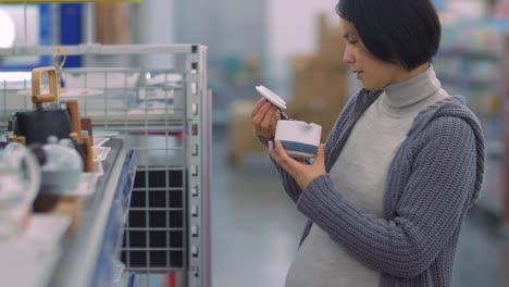 Mujer-asiática-embarazada-comprando-en-el-mercado