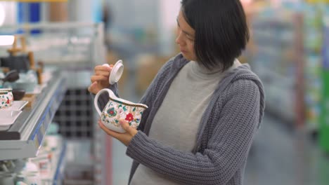 Pregnant-asian-woman-shopping-in-the-market