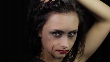 Vampir-Halloween-Make-up.-Frau-Porträt-mit-Blut-auf-ihrem-Gesicht.