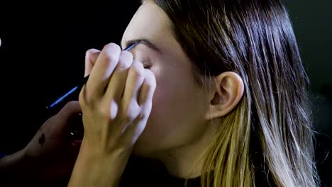 Artista-de-maquillaje-está-haciendo-mujer-rubia-como-novia-muerta-para-la-fiesta-de-Halloween.-4K