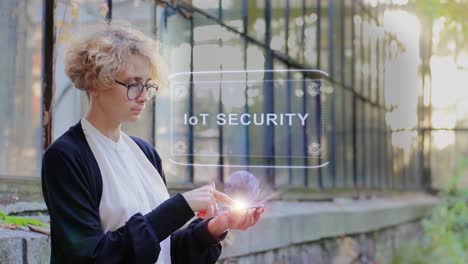 Rubia-utiliza-holograma-IoT-SEGURIDAD