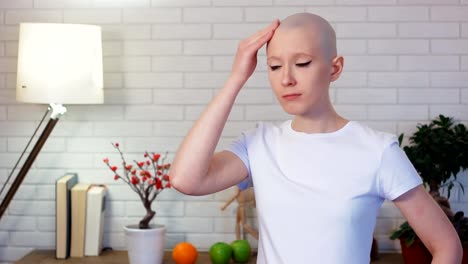 Refiere-la-mujer-en-la-quimioterapia-mirando-en-el-espejo-y-examinar-ella-misma