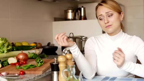 Portrait-of-frustrated-young-woman